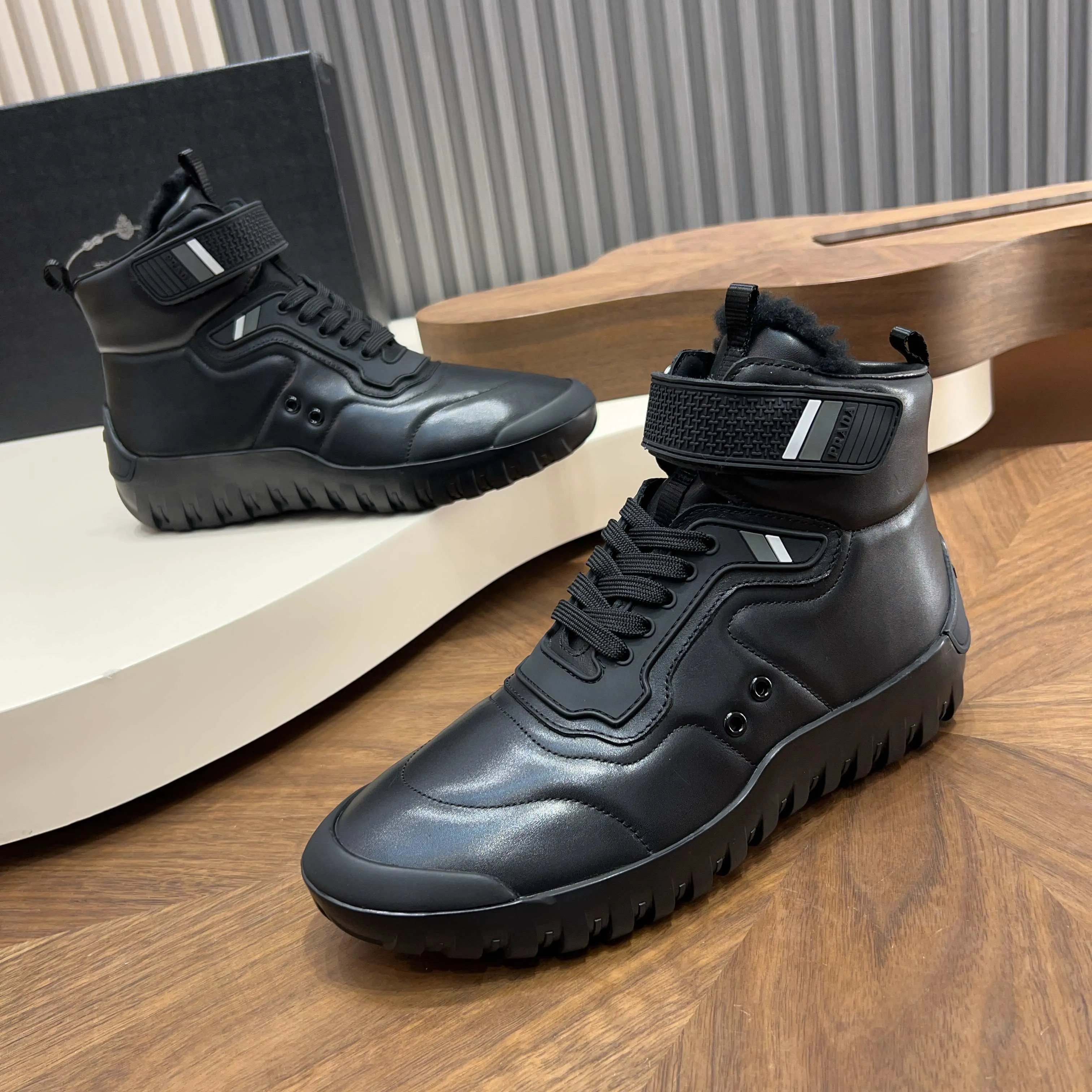 Men's Men's Shoes 💰920 Prada/Prada Toblach men's high-top wool shoes are shipped to Wanguan, the top-notch products! These minimalist high-top sneakers are inspired by the iconic Prada Linea Rossa silhouette shown in the 1998 Autumn/Winter fashion show. The revolutionary lightweight 4cm wide rubber sole is embellished with a distinctive red Linea Rossa logo, recalling the innovative duality core of the original design, while the matte calfskin surface highlights a sophisticated modern temperament. The slip-on design has a simple glossy style. It is equipped with an exclusive hardware zipper closure on the inside, making it easier to put on and take off. The wool is integrated to keep warm and lock in temperature. It is equipped with a logo cowhide and wool removable insole. It is comfortable and breathable for the upper foot, and is versatile for casual wear. Comes with full set of original packaging dust bag! Size: 38-39-40-41-42-43-44 Standard leather shoe size Item number: 4T3613 wool black